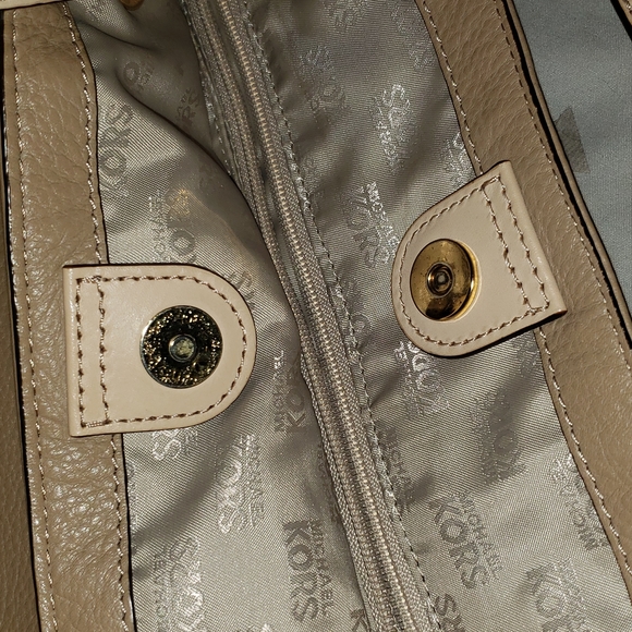 💕🔥Beige Michael Kors Bag Tote🔥💕 - Picture 9 of 12